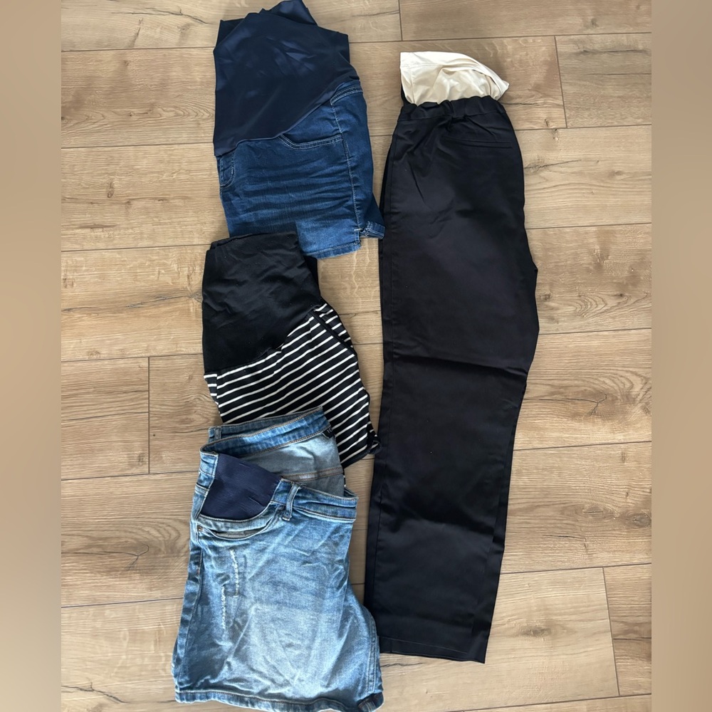 Maternity shorts 3 and capri 1
Size 12 or large